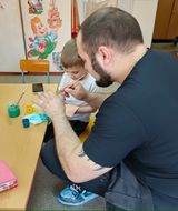 В преддверии светлого праздника Воскресения Христова для родителей и детей младшей группы прошел мастер-класс по росписи Пасхальных яиц.
